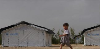 Unicef diz que 10 milhões de crianças do Afeganistão precisam de ajuda; Menino caminha entre tendas montadas pelo Unicef em Cabul, no Afeganistão