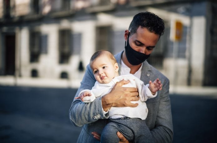Por que não sou a favor da licença paternidade; pai segura bebê nos braços