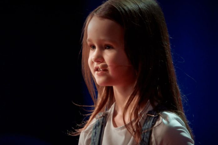 TED talk é apresentado por uma garota de 7 anos que promete saber como fazer uma criança florescer aos 5 anos de idade