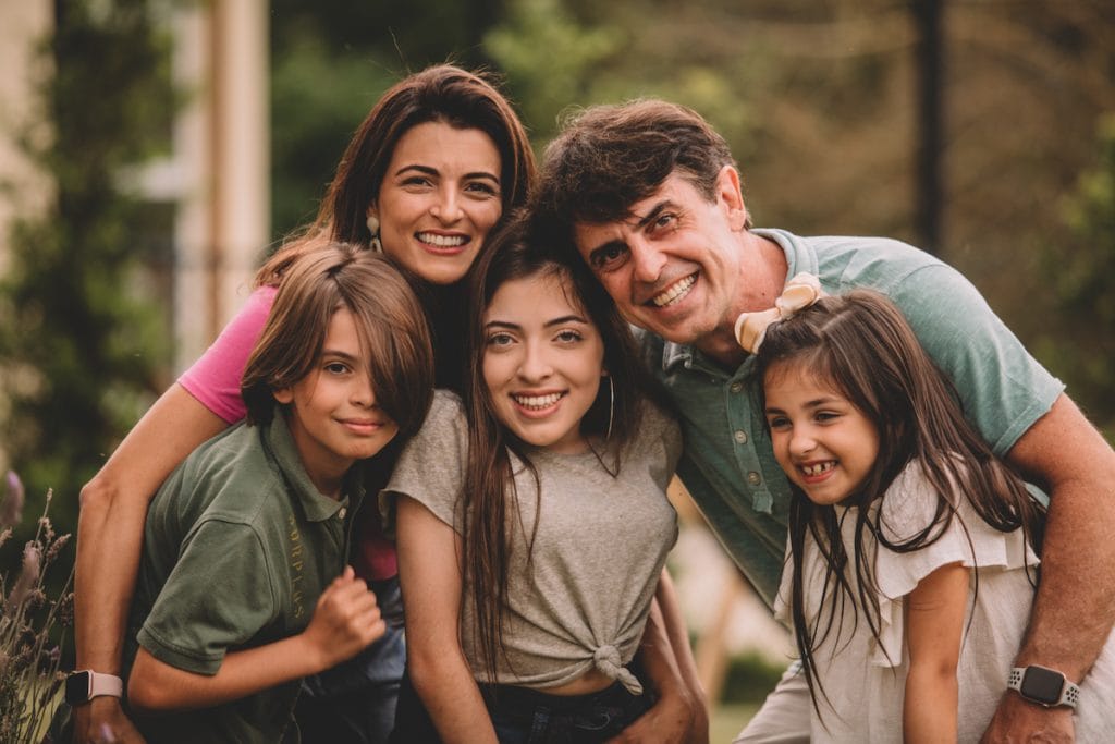 Os desafios da parentalidade atípica; Mônica Pitanga, o marido e os três filhos