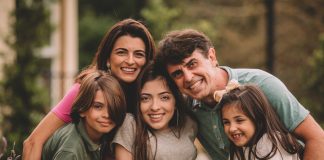 Os desafios da parentalidade atípica; Mônica Pitanga, o marido e os três filhos