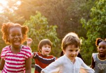 Primeira infância – estímulos e afeto são essenciais; crianças brincando ao ar livre