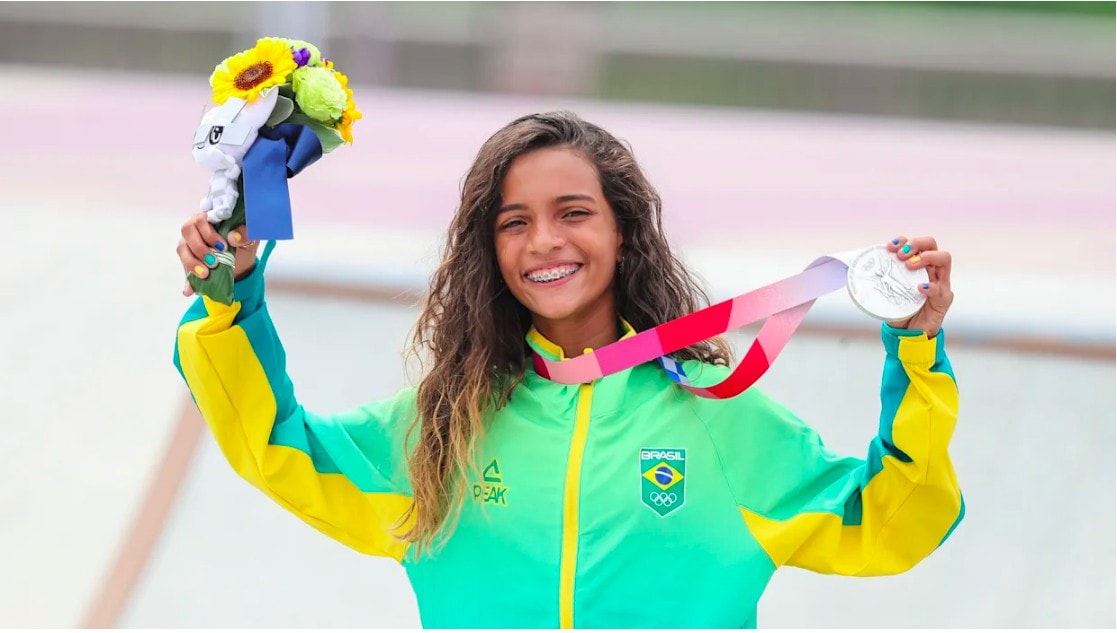 10 momentos olímpicos emocionantes que reforçam valores para as crianças; a skatista Raíssa Leal segura sua medalha de prata