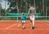 Relacionamentos entre pais e filhos: qual o jogo certo nessa olimpíada; pai e filha andam de mãos dadas em quadra de tênis