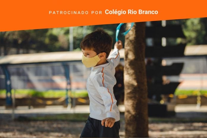 7 dicas para cuidar da saúde mental do seu filho; criança coe com fita na mão, de máscara 7 dicas para cuidar da saúde mental do seu filho; criança coe com fita na mão, de máscara