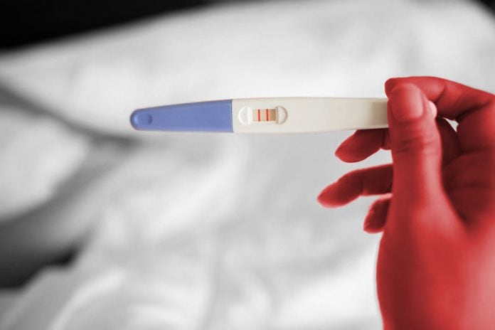 Gravidez precoce no Brasil sofre queda de 37% em 20 anos, diz estudo; mulher segurando teste de gravidez