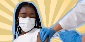 Adolescentes vacinados: a felicidade da sensação de segurança; médico com luvas azuis vacinando criança