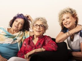 Avós da Razão e o papel dos mais velhos na educação dos netos; Gilda, Helena e Sonia, as Avós da Razão, sentadas e sorrindo