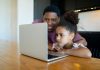 Family Link: novo recurso de controle parental do Google; Pai e filha no computador