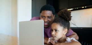 Family Link: novo recurso de controle parental do Google; Pai e filha no computador