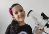 Nicole Oliveira, prodígio de astronomia de 8 anos, já detectou 7 asteroides; Nicole com o seu telescópio