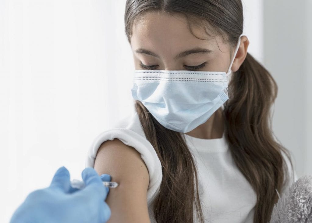 Suspensão da vacinação em adolescentes causa confusão e deixa classe médica e entidades de saúde se dizem perplexas