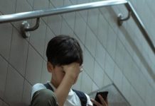 Perigo nas redes: 4 dicas para evitar assédio virtual a crianças; Menino olhando celular com a mão na cabeça