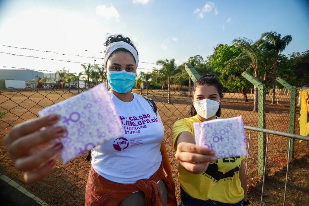 Pobreza menstrual, evasão escolar e direitos: tema entra na agenda do país