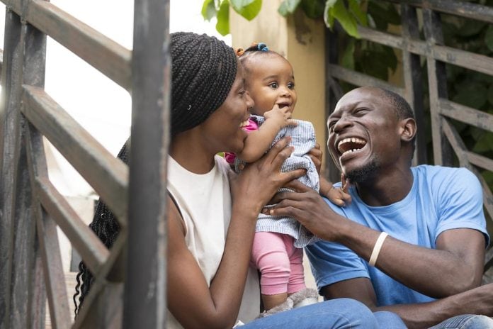 Você já parou para pensar sobre os benefícios que o hábito de sorrir pode trazer a uma mãe ou pai?