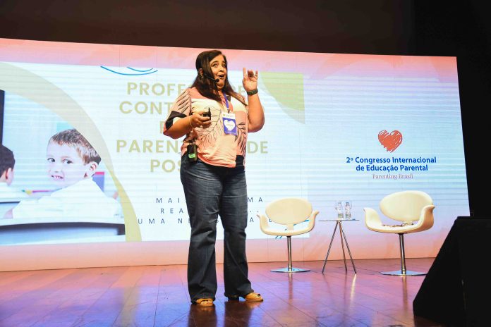 Iolene Lima dando palestra no 2º Congresso Internacional de Educação Parental