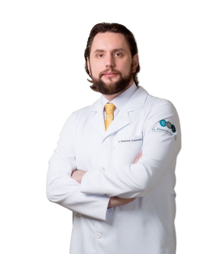 Otorrinolaringologista Alexandre Colombini, de jaleco branco e braços cruzados