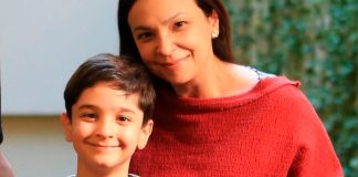 Gustavo Saldanha, de 8 anos, é aceito para sociedade de gênios; Gustavo Saldanha, 8 anos, com sua mãe, Luciane Saldanha