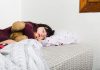 Menina dorme na cama abraçada com ursinho, práticas de higiene de sono ajudam a dormir melhor