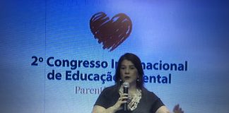 Pedagoga Priscila Boy em palestra sobre a conexão entre o papel da escola na educação parental