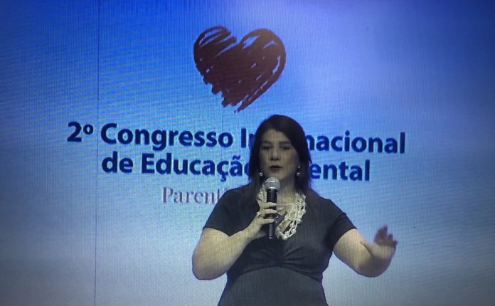 Pedagoga Priscila Boy em palestra sobre a conexão entre o papel da escola na educação parental