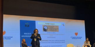As psicólogas Maria Beatriz Linhares e Elisa Altafim em palestra sobre programas de parentalidade