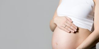Grávida com barriga à mostra; Paracetamol pode trazer riscos ao feto na gestação