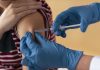 Vacina é aplicada em braço de menino