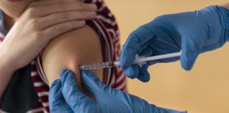 Vacina é aplicada em braço de menino
