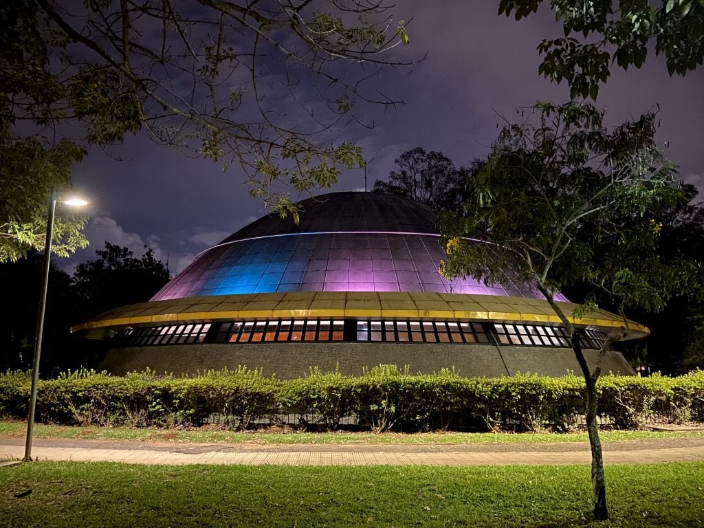 Planetário Ibirapuera, em São Paulo, visto de noite.