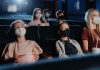 O que assistir com as crianças no cinema em dezembro?; crianças e com a mãe de máscara na sala de cinema