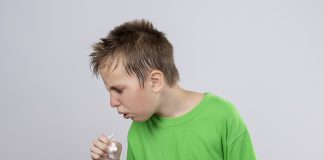 Doenças fora de época: surto de vírus sincicial respiratório afeta crianças; criança com blusa verde tossindo