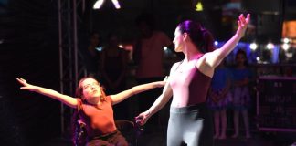 Mônica Pitanga dança no palco com a filha Luisa; dança inclusiva favorece a autoestima e traz vários outros benefícios à pessoa com deficiência