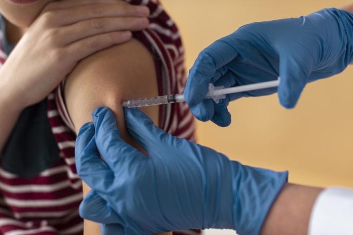 Vacinação em braço de criança