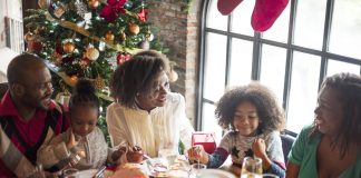 Família se reúne em ceia de Natal com pratos de comida tradicionais dessa época