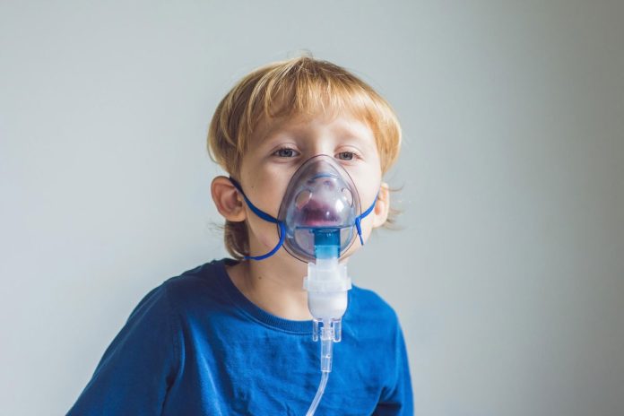 Criança utilizando respirador para crianças internadas com covid-19