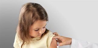 Menina recebe vacina