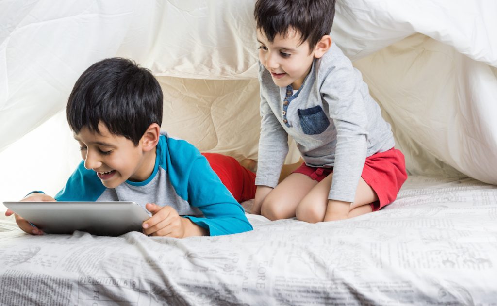 Telas: entre no mundo de seu filho e conheça o que ele está assistindo, sem julgamento