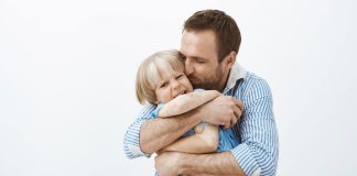 Pai abraça criança com vitiligo na infância