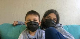 Os irmãos Júlia e Joaquim Saggioro Oliveira falam sobre uso de máscara na escola, mesmo tendo sido liberado o uso