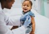 Criança negra recebe vacina no braço; dossiê mostra como direitos de crianças e adolescentes foram violados durante a pandemia