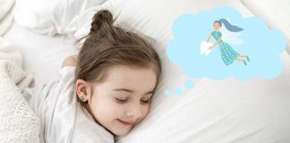 Menina dorme na cama e um fada do dente aparece em nuvem