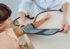 médica usando aparelho de pressão arteral no braço de criança