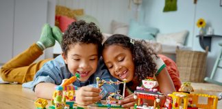 Menino e menina sorrindo, brincando de montar Lego