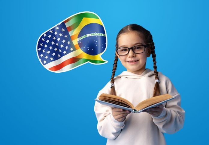 Menina de tranças e óculos, segurando um livro, com as bandeiras do Brasil e Estados Unidos ao fundo
