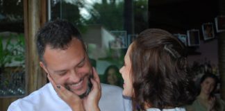 O colunista Fernando Dias e a esposa durante festa de seu casamento
