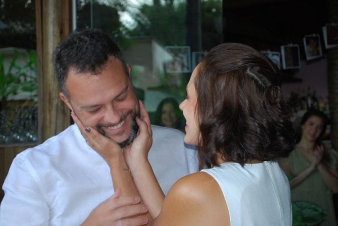 O colunista Fernando Dias e a esposa durante festa de seu casamento