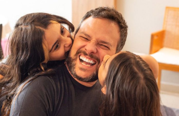 Fernando Dias e as filhas num momento de carinho