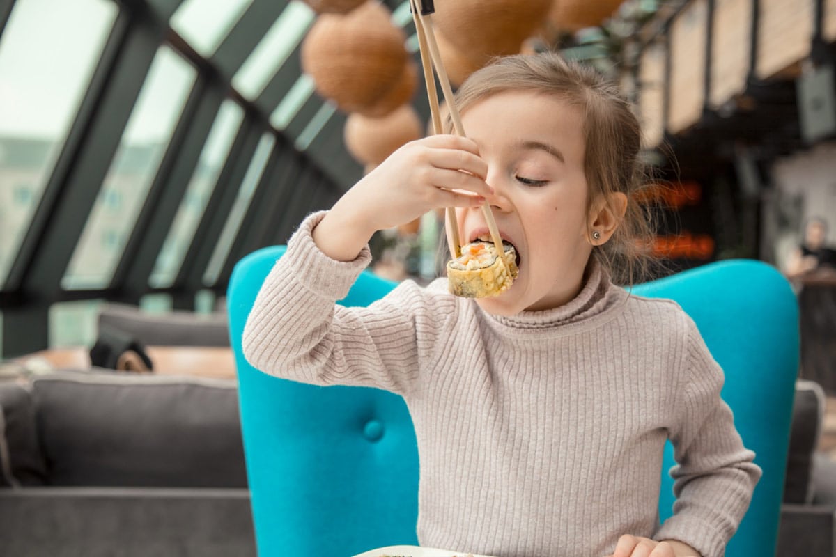 Café, açúcar, adoçante… saiba quais alimentos são perigosos na infância