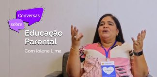 A pedagoga Iolene Lima está sentada, conversando sobre mais um episódio sobre Educação Parental, disponível no Youtube